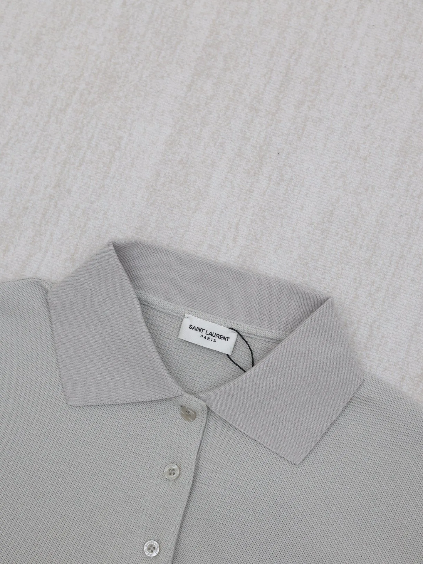 P270 Saint Lauren*/Saint Laurent's new YSL logo embroidered POLO shirt. Customized pique fabric, 98 cotton 2 spandex, weight 270 grams. Imported machine embroidery technology, using advanced computer control system and precision mechanical components. The overall wiring is straight and delicate, and the fabric is comfortable and soft. The color is consistent and has no color difference. It can be matched with the same style to create a fashionable look. It can handle various occasions, customized accessories, and three complete sizes. Size: S/M/L